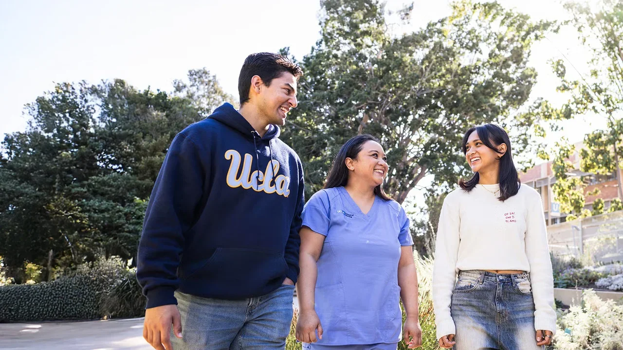 School of Nursing students walking the Botanic Garden