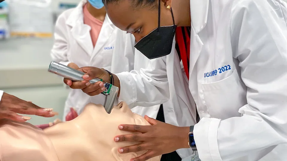 SHPEP students working with a simulation mannequin