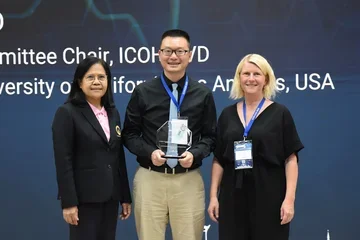 Dr. Jian Li receiving his ICOH award.