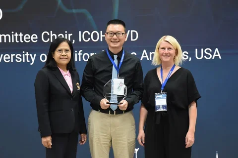 Dr. Jian Li receiving his ICOH award.