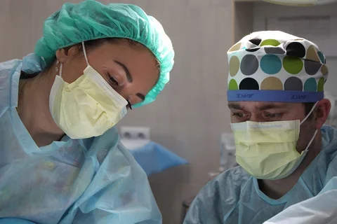 2 nurses in a medical setting