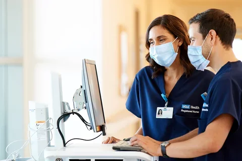 2 nurses working in a hospital setting