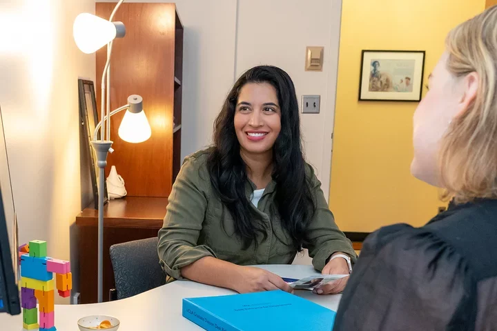 Aracely Orozco sitting with Leonie Thomas to discuss financial aid