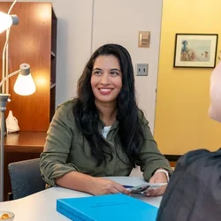 Aracely Orozco sitting with Leonie Thomas to discuss financial aid